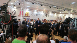 Klaus Iohannis a lansat a doua carte, "Primul pas"